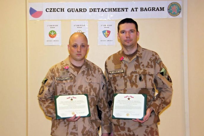 Petr Liška (vpravo) Adam Kopecký. Dva čeští vojáci v Afghánistánu, kteří obdrželi vysoké americké vyznamenání Bronzovou hvězdu. Petr Liška (vpravo) Adam Kopecký. Dva čeští vojáci v Afghánistánu, kteří obdrželi vysoké americké vyznamenání Bronzovou hvězdu.