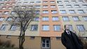 Příslušník ochranky střeží okolí bydliště Miloše Zemana, který se 8. března krátce po osmé hodině vydal ze svého bytu v Praze-Stodůlkách na Pražský hrad, kde složí prezidentskou přísahu a ujme se úřadu hlavy státu. Příslušník ochranky střeží okolí bydliště Miloše Zemana, který se 8. března krátce po osmé hodině vydal ze svého bytu v Praze-Stodůlkách na Pražský hrad, kde složí prezidentskou přísahu a ujme se úřadu hlavy státu.