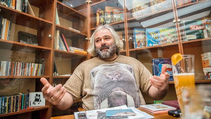 Milan Páleš před založením vydavatelství získal vzdělání v oboru akustických zařízení. O práci firmy Indies Scope vypovídá katalog s téměř třemi stovkami titulů Milan Páleš před založením vydavatelství získal vzdělání v oboru akustických zařízení. O práci firmy Indies Scope vypovídá katalog s téměř třemi stovkami titulů