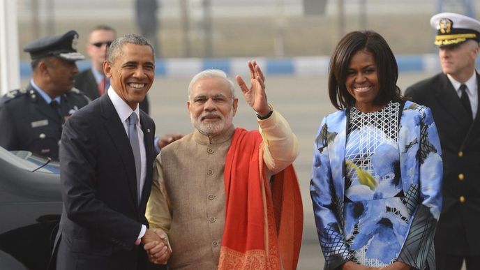 Indický premiér Naréndra Módí navzdory tradici přivítal amerického prezidenta Baracka Obamu už na letišti v Dillí Indický premiér Naréndra Módí navzdory tradici přivítal amerického prezidenta Baracka Obamu už na letišti v Dillí