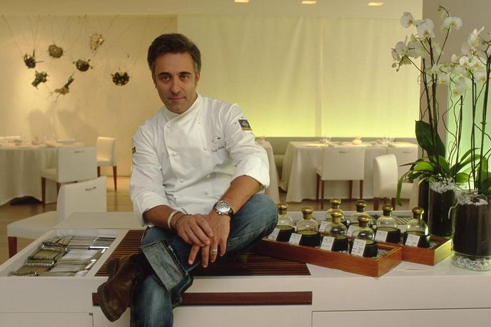 Šéfkuchař Sergi Arola, jehož stejnojmenný madridský restaurant byl vyznamenán dvěma hvězdičkami michelinského průvodce. Šéfkuchař Sergi Arola, jehož stejnojmenný madridský restaurant byl vyznamenán dvěma hvězdičkami michelinského průvodce.