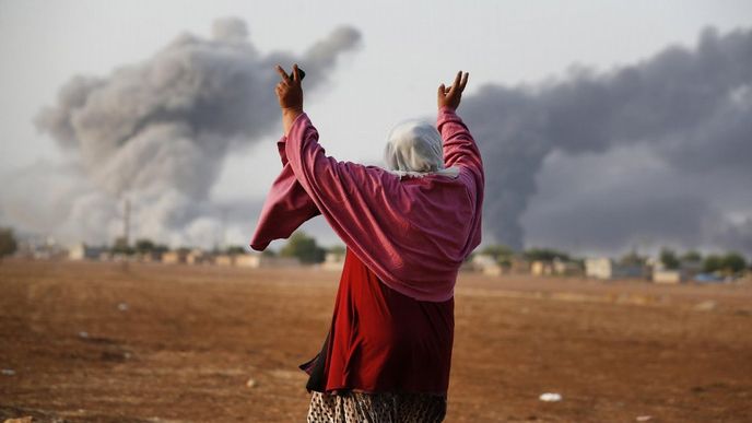 Turečtí Kurdové přihlížejí přes hranici bojům v syrském Kobani Turečtí Kurdové přihlížejí přes hranici bojům v syrském Kobani