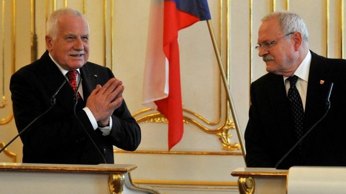 eský prezident Václav Klaus a slovenský prezident Ivan Gašparovič (vpravo) předstoupili 26. února před novináře po svém jednání v Bratislavě. eský prezident Václav Klaus a slovenský prezident Ivan Gašparovič (vpravo) předstoupili 26. února před novináře po svém jednání v Bratislavě.