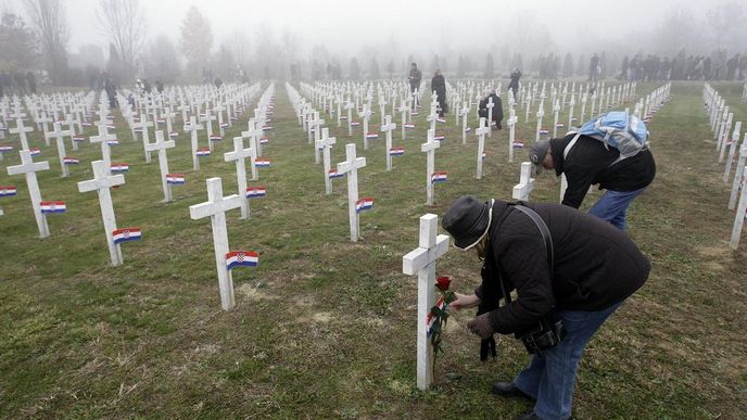 Hřbitov v Chorvatském Vukovaru, jednom z měst zasaženém jugoslávskou válkou Hřbitov v Chorvatském Vukovaru, jednom z měst zasaženém jugoslávskou válkou
