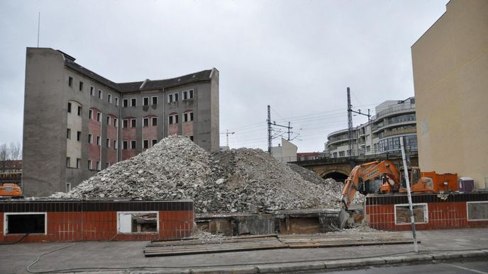 Panelové domy, které byly jedním ze symbolů komunistického režimu, zvolna mizí z měst bývalé Německé demokratické republiky. Na jejich místě vznikají kancelářské nebo správní budovy, jak je tomu i v případě současné likvidace paneláků nedaleko historické budovy Reichstagu v Berlíně (na snímku z 27. ledna) Panelové domy, které byly jedním ze symbolů komunistického režimu, zvolna mizí z měst bývalé Německé demokratické republiky. Na jejich místě vznikají kancelářské nebo správní budovy, jak je tomu i v případě současné likvidace paneláků nedaleko historické budovy Reichstagu v Berlíně (na snímku z 27. ledna)
