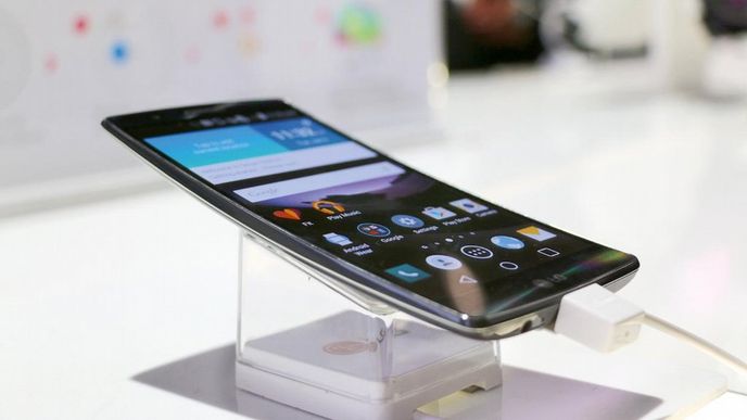 Mobilní průlomy až v Barceloně. Přelomové novinky na veletrhu CES odhalovány nejsou, protože si je většina výrobců nechává na březnový veletrh MWC v Barceloně. Jedna důležitější novinka byla přesto prezentována – a to telefon LG G Flex 2 s ohnutým tělem a displejem, podobně jako je tomu u televizorů. Přístroj navazuje na loňský model LG G Flex a nabízí jako vůbec první nový procesor Snapdragon 810 s obrovským výkonem. Samsung zase odhalil cenově dostupnější modely Galaxy A3 a A5 se čtyřjádrovými procesory a 1, respektive 2 GB RAM. Mobilní průlomy až v Barceloně. Přelomové novinky na veletrhu CES odhalovány nejsou, protože si je většina výrobců nechává na březnový veletrh MWC v Barceloně. Jedna důležitější novinka byla přesto prezentována – a to telefon LG G Flex 2 s ohnutým tělem a displejem, podobně jako je tomu u televizorů. Přístroj navazuje na loňský model LG G Flex a nabízí jako vůbec první nový procesor Snapdragon 810 s obrovským výkonem. Samsung zase odhalil cenově dostupnější modely Galaxy A3 a A5 se čtyřjádrovými procesory a 1, respektive 2 GB RAM.