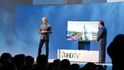 Televizory – 4K a prohnutý design. V tradiční kategorii dominovaly velkoformátové modely nad 60 palců, jejichž trh obzvlášť v USA raketově roste. U takto velkých displejů má 4K rozlišení (4× vyšší než Full HD) určitě smysl, i když zdrojů tohoto signálu je prozatím poskrovnu a tvoří ho hlavně placené internetové zdroje typu Video-on-Demand. U 4K nechtějí ovšem firmy skončit a mnoho z nich už prezentovalo 8K televizory. Více
než o rozlišení letos všichni hovořili o doladěných či vylepšených smart koncepcích – Samsung ukázal modely nově vybavené systémem Tizen a představil novou řadu SUHD TV s vylepšeným 4K rozlišením. Sony, Sharp a Philips zase modely s Android TV. A technologie zobrazení? U LG jako poslední z velkých hráčů věří na technologii OLED (s nákladnou a složitou výrobou), nad níž například Samsung už zlomil hůl. Korejské firmy pak naopak spojuje sázka na ohnuté displeje televizorů. Televizory – 4K a prohnutý design. V tradiční kategorii dominovaly velkoformátové modely nad 60 palců, jejichž trh obzvlášť v USA raketově roste. U takto velkých displejů má 4K rozlišení (4× vyšší než Full HD) určitě smysl, i když zdrojů tohoto signálu je prozatím poskrovnu a tvoří ho hlavně placené internetové zdroje typu Video-on-Demand. U 4K nechtějí ovšem firmy skončit a mnoho z nich už prezentovalo 8K televizory. Více
než o rozlišení letos všichni hovořili o doladěných či vylepšených smart koncepcích – Samsung ukázal modely nově vybavené systémem Tizen a představil novou řadu SUHD TV s vylepšeným 4K rozlišením. Sony, Sharp a Philips zase modely s Android TV. A technologie zobrazení? U LG jako poslední z velkých hráčů věří na technologii OLED (s nákladnou a složitou výrobou), nad níž například Samsung už zlomil hůl. Korejské firmy pak naopak spojuje sázka na ohnuté displeje televizorů.