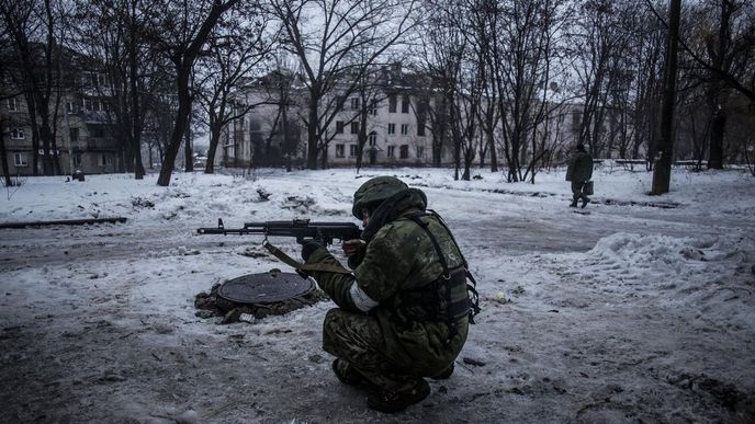 Bojovník proti ukrajinské armádě nedaleko letiště v Doněcku. Bojovník proti ukrajinské armádě nedaleko letiště v Doněcku.