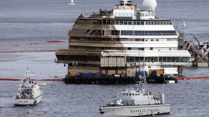 Napřímená Costa Concordia se přesune do přístavu až příští rok na jaře. Napřímená Costa Concordia se přesune do přístavu až příští rok na jaře.