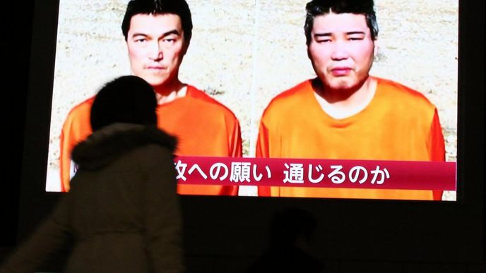Japonci Kendži Goto Džogo a Haruna Jukawa padli do zajetí Islámského státu loni. Japonci Kendži Goto Džogo a Haruna Jukawa padli do zajetí Islámského státu loni.