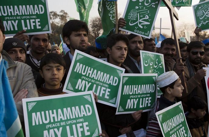 Demonstrace proti francouzskému časopisu Charlie Hebdo v pákistánském islamabádu Demonstrace proti francouzskému časopisu Charlie Hebdo v pákistánském islamabádu