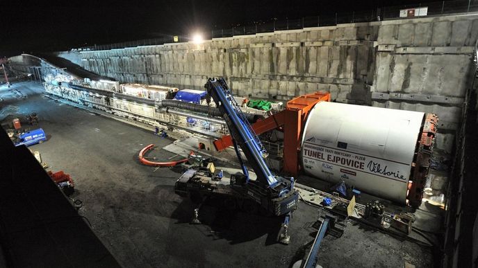 Razicí štít, který vyrazí nejdelší železniční tunel v ČR Razicí štít, který vyrazí nejdelší železniční tunel v ČR
