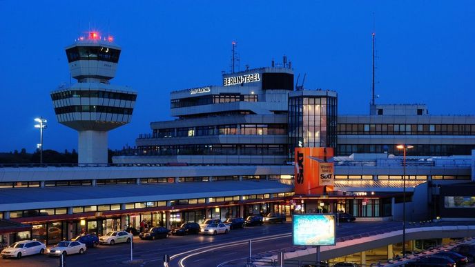 Hlavní budova letiště ve směru od parkovišť Hlavní budova letiště ve směru od parkovišť