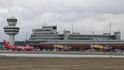 Pohled na hlavní budovu letiště ve tvaru šestiúhelníku Pohled na hlavní budovu letiště ve tvaru šestiúhelníku