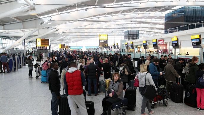 Problémy britské letové kontroly způsobily kolaps na letištích Problémy britské letové kontroly způsobily kolaps na letištích