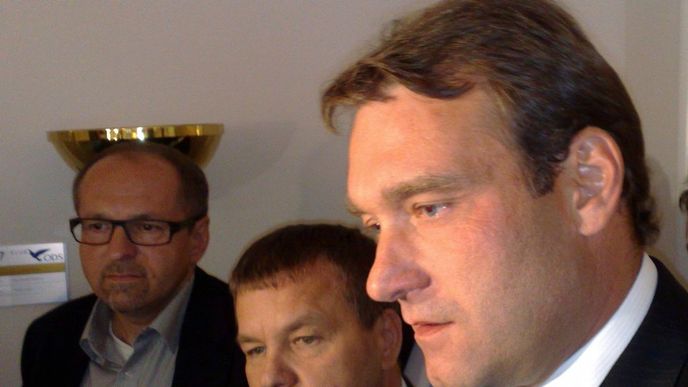 Poslanci ODS (zleva) Ivan Fuksa, Petr Tluchoř, Radim Fiala (vpředu) a Tomáš Úlehla (vpravo v pozadí) hovoří s novináři 9. října po jednání poslaneckého klubu. Rebelové v ODS nevidí důvod pro konec koalice a vlády a pro předčasné volby. Na večerní jednání skupiny přinesou další návrhy úspor v rozpočtu. (ČTK) Poslanci ODS (zleva) Ivan Fuksa, Petr Tluchoř, Radim Fiala (vpředu) a Tomáš Úlehla (vpravo v pozadí) hovoří s novináři 9. října po jednání poslaneckého klubu. Rebelové v ODS nevidí důvod pro konec koalice a vlády a pro předčasné volby. Na večerní jednání skupiny přinesou další návrhy úspor v rozpočtu. (ČTK)