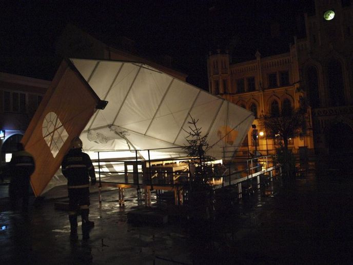 větrná smršť, Na snímku je povalený stan na Masarykově náměstí v Novém Bydžově. větrná smršť, Na snímku je povalený stan na Masarykově náměstí v Novém Bydžově.
