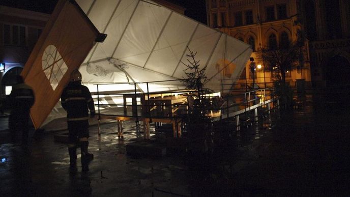 Královéhradecký kraj zasáhla v noci na 6. prosince silná větrná smršť. Hasiči ve zhruba pěti desítkách případů odstraňovali spadlé stromy. V souvislosti se silným větrem nebyl nikdo zraněn. Na snímku je povalený stan na Masarykově náměstí v Novém Bydžově. Královéhradecký kraj zasáhla v noci na 6. prosince silná větrná smršť. Hasiči ve zhruba pěti desítkách případů odstraňovali spadlé stromy. V souvislosti se silným větrem nebyl nikdo zraněn. Na snímku je povalený stan na Masarykově náměstí v Novém Bydžově.