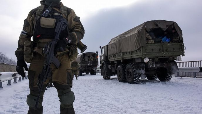 Boje probíhají na doněckém letišti i v jeho bezprostředním okolí, žádná strana konfliktu zatím nemá jeho kontrolu zcela jistou. Boje probíhají na doněckém letišti i v jeho bezprostředním okolí, žádná strana konfliktu zatím nemá jeho kontrolu zcela jistou.