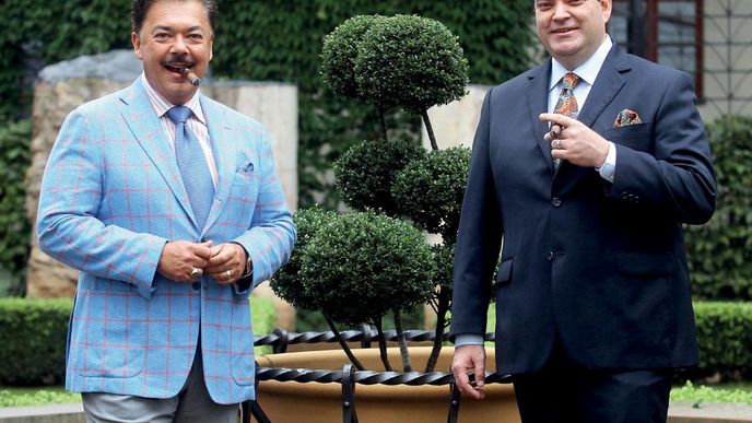 Nick Perdomo (vlevo), šéf rodinné firmy na doutníky a viceprezident Arthur Kemper. Nick Perdomo (vlevo), šéf rodinné firmy na doutníky a viceprezident Arthur Kemper.