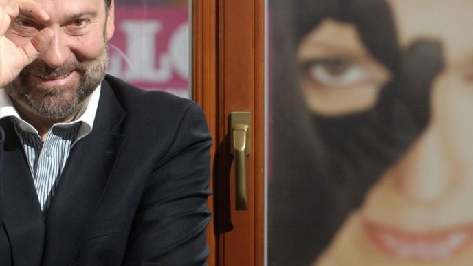 Bývalý ministr vnitra Radek John (VV), který zůstal vicepremiérem s pověřením řídit boj proti korupci, předal 17. května 2011 Nečasovi rezignaci na funkci. Ve vládě prý necítil dostatečnou podporu pro boj proti korupci a s premiérem se neshodl na personálním obsazení týmu svých spolupracovníků. Prezident demisi přijal 20. května. (Foto Profimedia) Bývalý ministr vnitra Radek John (VV), který zůstal vicepremiérem s pověřením řídit boj proti korupci, předal 17. května 2011 Nečasovi rezignaci na funkci. Ve vládě prý necítil dostatečnou podporu pro boj proti korupci a s premiérem se neshodl na personálním obsazení týmu svých spolupracovníků. Prezident demisi přijal 20. května. (Foto Profimedia)