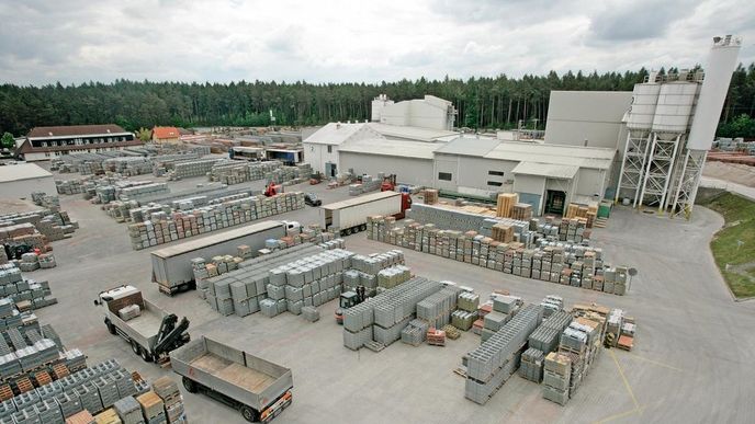 Největším českým výrobcem betonové dlažby je firma Best. Kdysi jí patřila dokonce polovina trhu, nyní svůj podíl odhaduje na dvacet až třicet procent Největším českým výrobcem betonové dlažby je firma Best. Kdysi jí patřila dokonce polovina trhu, nyní svůj podíl odhaduje na dvacet až třicet procent