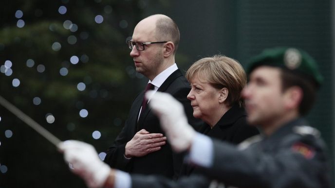Ukrajinský premiér Arsenij Jaceňuk a německá kancléřka Angela merkelová v Berlíně Ukrajinský premiér Arsenij Jaceňuk a německá kancléřka Angela merkelová v Berlíně
