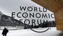 Letošní setkání špiček světové ekonomiky a politiky ve švýcarském horském středisku Davos se koná v atmosféře přetrvávající krize důvěry v tyto elity. Globální průzkum mínění zveřejněný před zasedáním Světového ekonomického fóra (SEF) ukázal, že v důsledku série skandálů a problémů v politice, finančním světě, sportu i v médiích zůstává důvěra lidí ve vůdčí schopnosti nynější elity velmi nízká. Letošní setkání špiček světové ekonomiky a politiky ve švýcarském horském středisku Davos se koná v atmosféře přetrvávající krize důvěry v tyto elity. Globální průzkum mínění zveřejněný před zasedáním Světového ekonomického fóra (SEF) ukázal, že v důsledku série skandálů a problémů v politice, finančním světě, sportu i v médiích zůstává důvěra lidí ve vůdčí schopnosti nynější elity velmi nízká.