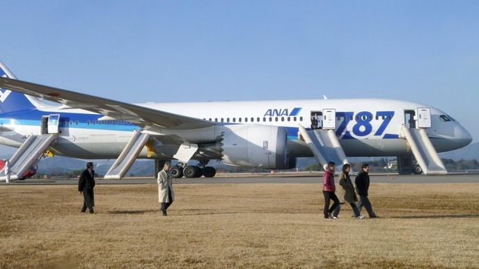 Japonský dreamliner po nouzovém přistání Japonský dreamliner po nouzovém přistání