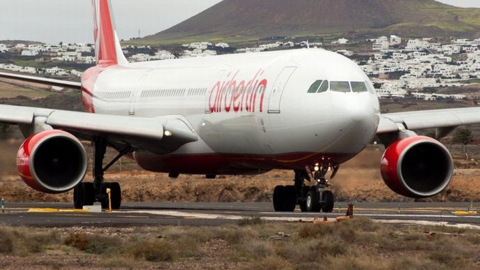 Airbus a A330 aerolinek Air Berlin na letišti v Lanzarote Airbus a A330 aerolinek Air Berlin na letišti v Lanzarote
