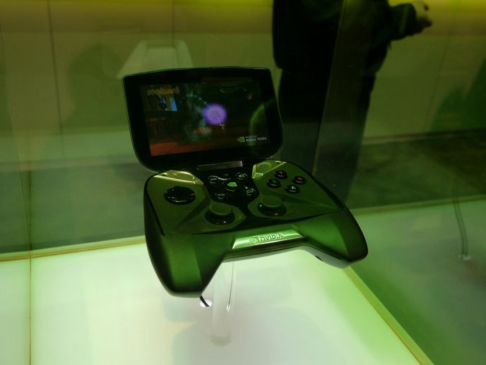 Přenosné herní konzole najdete u Nvidie, Razeru, ale i dalších výrobců, na fotce je Project Shield s výklopným displejem, poháněný Tegrou 4 Přenosné herní konzole najdete u Nvidie, Razeru, ale i dalších výrobců, na fotce je Project Shield s výklopným displejem, poháněný Tegrou 4