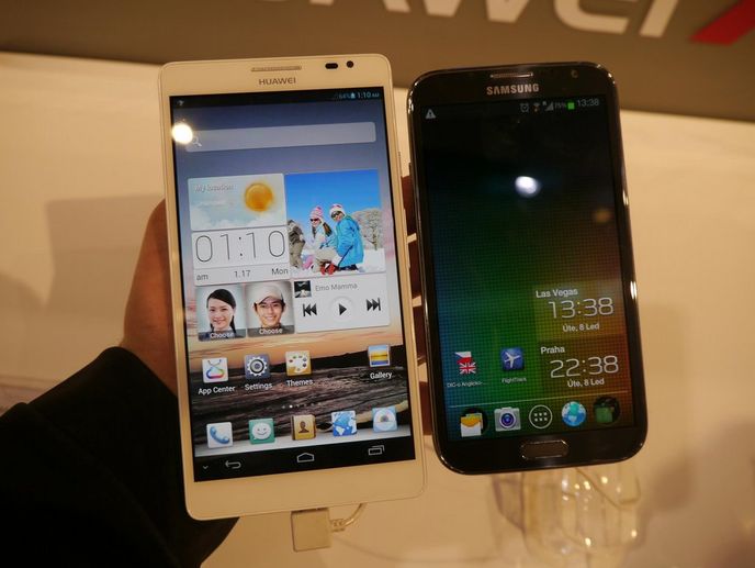 Srovnání 6,1palcového Huawei Mate (vlevo) s „obrovským“ 5,55palcovým Samsungem Galaxy Note II, rozpoznat telefon od tabletu je čím dál složitější Srovnání 6,1palcového Huawei Mate (vlevo) s „obrovským“ 5,55palcovým Samsungem Galaxy Note II, rozpoznat telefon od tabletu je čím dál složitější