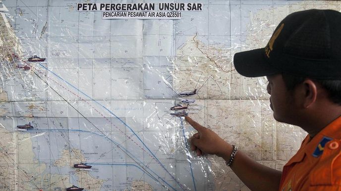 Záchranář ukazuje na mapě trasy pátračů po zmizelém letu AirAsia Záchranář ukazuje na mapě trasy pátračů po zmizelém letu AirAsia
