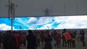 Smog dosahuje v Pekingu extrémních hodnot, obyvatelé mají sluneční svit jen z obřích obrazovek Smog dosahuje v Pekingu extrémních hodnot, obyvatelé mají sluneční svit jen z obřích obrazovek