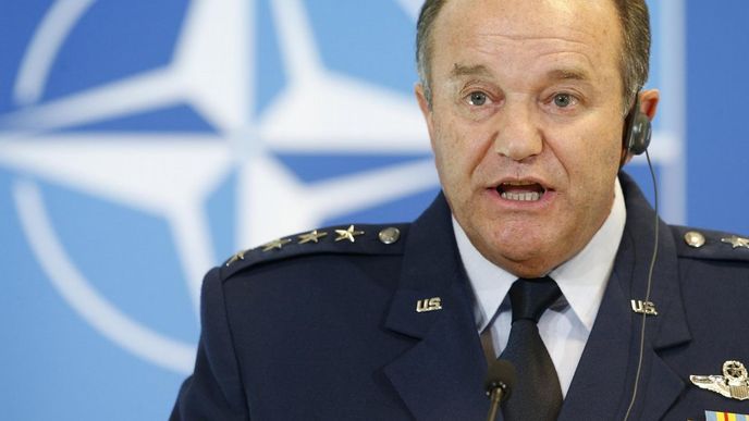 vrchní velitel sil NATO v Evropě Philip Breedlove vrchní velitel sil NATO v Evropě Philip Breedlove