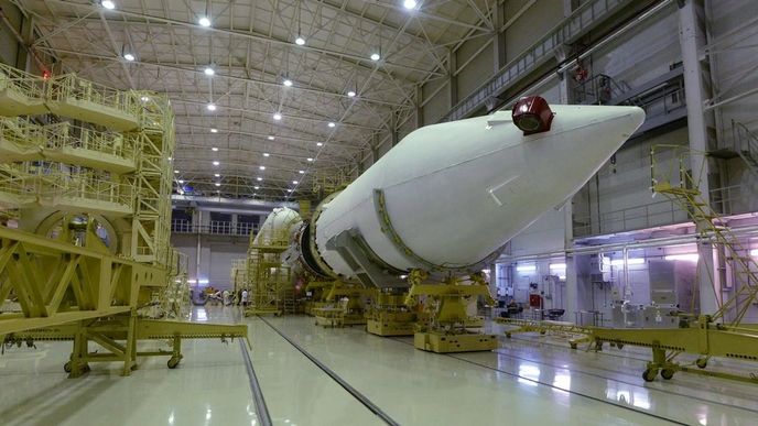 Raketa Angara v hangáru kosmodromu Pleseck Raketa Angara v hangáru kosmodromu Pleseck