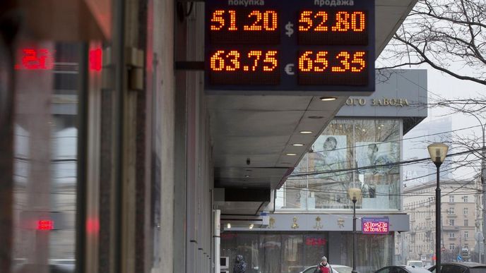 Ruský rubl padá na nová minima, sráží jej ropa a údaje z Číny Ruský rubl padá na nová minima, sráží jej ropa a údaje z Číny