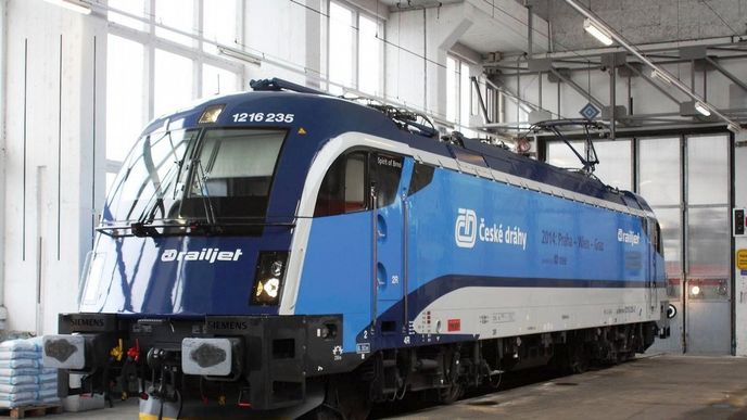 Lokomotiva řady 1216 Taurus, první v korporátním designu ČD Lokomotiva řady 1216 Taurus, první v korporátním designu ČD