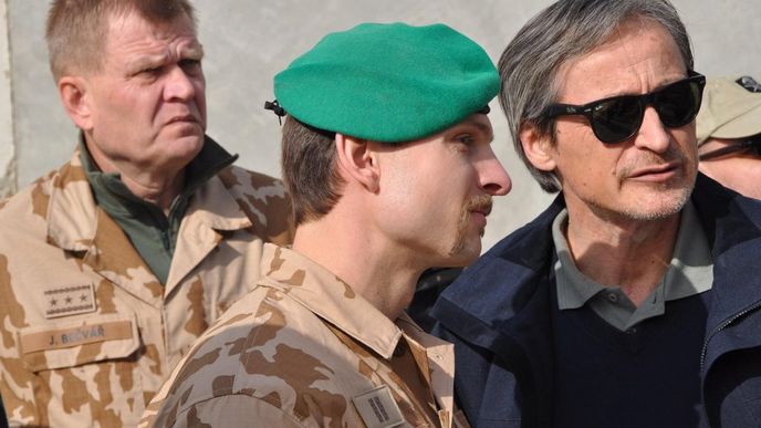 Ministr obrany Martin Stropnický (vpravo) navštívil v sobotu a neděli 13. a 14. prosince české vojáky na základně Bagrám v Afghánistánu Ministr obrany Martin Stropnický (vpravo) navštívil v sobotu a neděli 13. a 14. prosince české vojáky na základně Bagrám v Afghánistánu