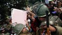 Právě tam probíhaly před Vánocemi velké demonstrace, během nichž utrpěly zranění desítky lidí a jeden policista přišel o život. Příslušníci pořádkových sil proti jejich účastníkům zasahovaly slzným plynem a vodními děly. (Foto Profimedia) Právě tam probíhaly před Vánocemi velké demonstrace, během nichž utrpěly zranění desítky lidí a jeden policista přišel o život. Příslušníci pořádkových sil proti jejich účastníkům zasahovaly slzným plynem a vodními děly. (Foto Profimedia)