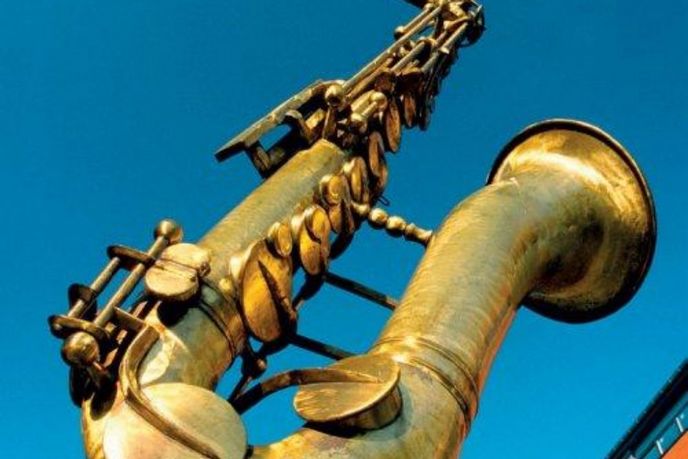 Dinant je plný malých i velkých saxofonů. Dinant je plný malých i velkých saxofonů.