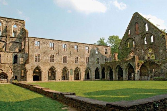 Abbaye de Villers jsou největší klášterní ruiny v Belgii. Abbaye de Villers jsou největší klášterní ruiny v Belgii.