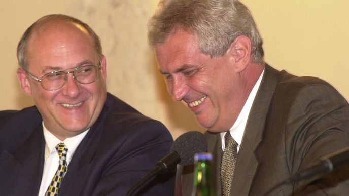 Někdejší ministr zahraničí Jan Kavan s prezidentem Milošem Zemanem (archivní foto z roku 2000) Někdejší ministr zahraničí Jan Kavan s prezidentem Milošem Zemanem (archivní foto z roku 2000)