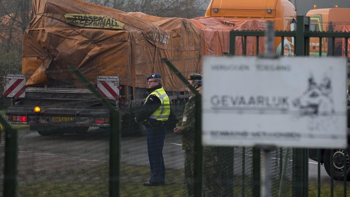 Trosky letadla tragického letu MH17 dorazily z Ukrajiny do Holandska Trosky letadla tragického letu MH17 dorazily z Ukrajiny do Holandska