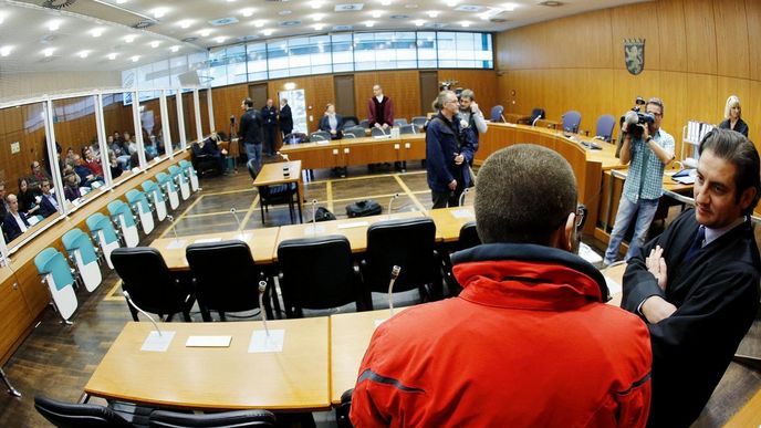 Islamista Kreshnik Berisha (v červené bundě) čeká na verdikt soudu Islamista Kreshnik Berisha (v červené bundě) čeká na verdikt soudu