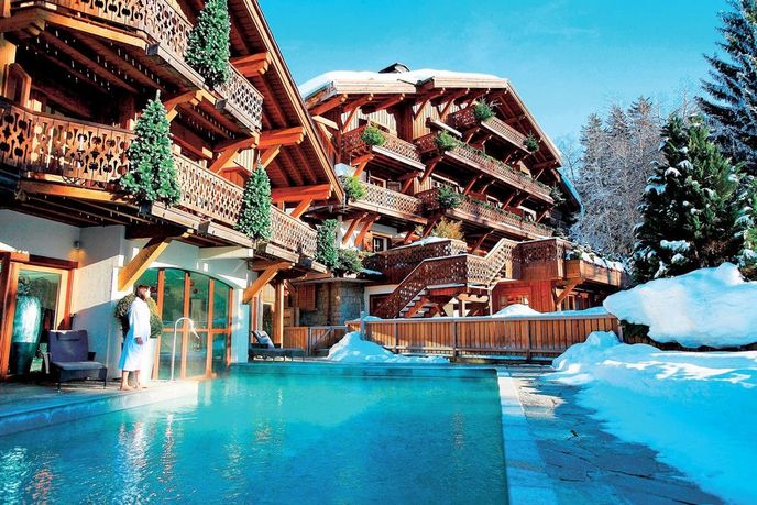 Dřevěné chaty (chalets) připomínají původní architekturu Dřevěné chaty (chalets) připomínají původní architekturu