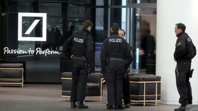 Policisté ve frankfurtském sídle Deutsche Bank Policisté ve frankfurtském sídle Deutsche Bank