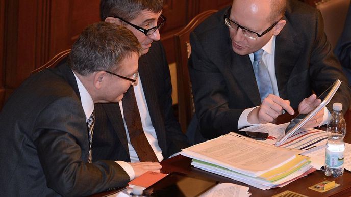 Zleva ministr zahraničí Lubomír Zaorálek, ministr financí Andrej Babiš a premiér Bohuslav Sobotka na schůzi Poslanecké sněmovny Zleva ministr zahraničí Lubomír Zaorálek, ministr financí Andrej Babiš a premiér Bohuslav Sobotka na schůzi Poslanecké sněmovny