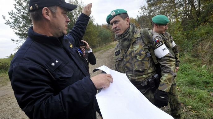 V areálu vybuchlého muničního skladu ve Vrběticích na Zlínsku je od 4. listopadu nasazeno více než 30 vojáků. Podílejí se na ostraze vymezeného bezpečnostního prostoru. V areálu vybuchlého muničního skladu ve Vrběticích na Zlínsku je od 4. listopadu nasazeno více než 30 vojáků. Podílejí se na ostraze vymezeného bezpečnostního prostoru.