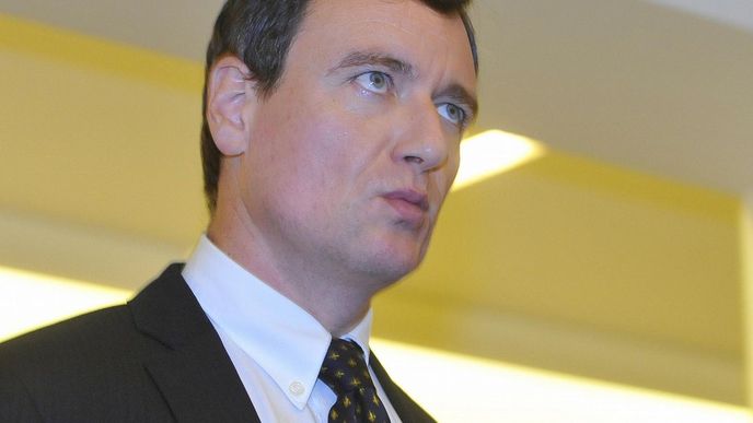 Poslance Davida Ratha přivádějí na jednání sněmovního mandátového a imunitního výboru, který 3. září v Praze projednával policejní žádost o Rathovo vydání k trestnímu stíhání. Poslance Davida Ratha přivádějí na jednání sněmovního mandátového a imunitního výboru, který 3. září v Praze projednával policejní žádost o Rathovo vydání k trestnímu stíhání.